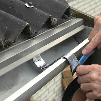 Tejp för hängrännor: Skär av tejpen Butyltejp: Skär av tejpen